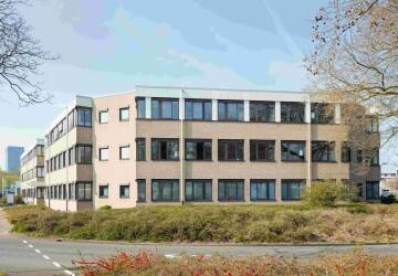 Étudiants en traduction travaillant avec des outils d’IA dans une salle de cours de Capabel Onderwijs